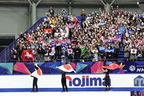 フィギュアNHK杯エキシビ告知に登場した人気女性スケーターがまさかの“コスプレ”　話題沸騰の笑撃姿「イメージが完全崩壊」「誰だか気づかなかった...」