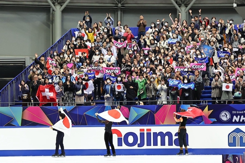 フィギュアNHK杯エキシビ告知に登場した人気女性スケーターがまさかの“コスプレ” 話題沸騰の笑撃姿「イメージが完全崩壊」「誰だか気づかなかった...」
