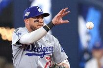 ドジャースはロハスと「再契約するべきか？」地元メディアが問いかけ、ド軍ファンは「もう１年働く権利を得たはず」「栄誉を与えて」