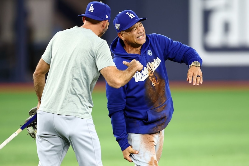 WS激戦合間の“爆笑シーン” の真相... ロバーツ監督が「突然転んでしまって」泥だらけ　当事者の韓国人ルーキーが明かす