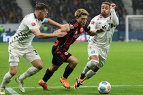 「天才的な一撃」堂安律、ダービー終盤の決勝美弾で「救世主」に！ 地元メディアからは多くの賛辞、 指揮官は「魔法の瞬間」