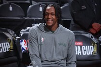 「逃げる選手を追いかけ回すんだ」バックスでコーチを務めるロンドの“熱血ぶり”をリバースHCが明かす＜DUNKSHOOT＞