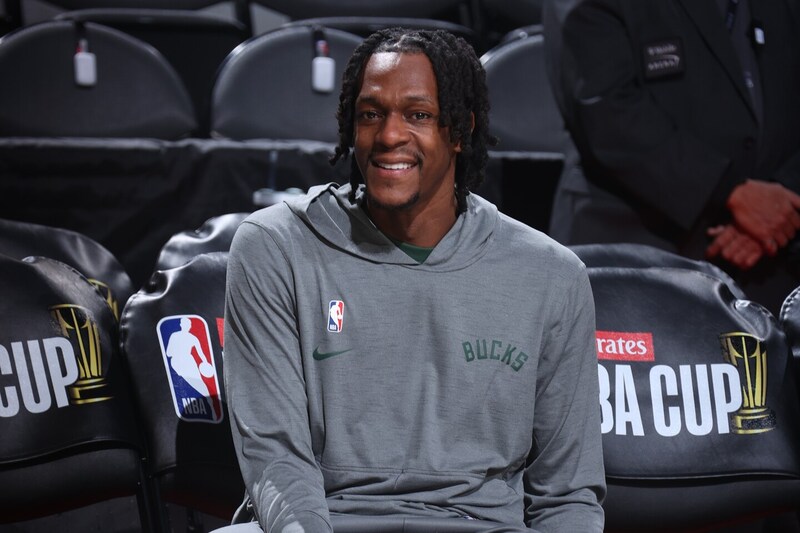 「逃げる選手を追いかけ回すんだ」バックスでコーチを務めるロンドの“熱血ぶり”をリバースHCが明かす＜DUNKSHOOT＞