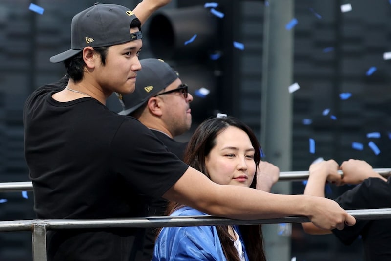 「真美子さんに惚れているオーラ全開」夫人にぴったり顔を寄せる大谷翔平、フリーマン夫妻との４ショットに反響止まず「愛が溢れててびっくり」