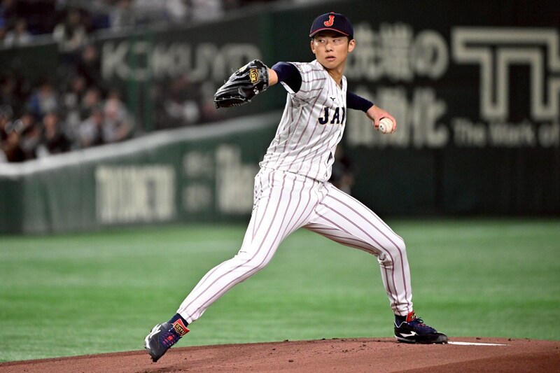 侍ジャパンの韓国戦、中継カメラが捉えた日本のピッチコム適応策「サインが出るところをどうしても見てしまう」