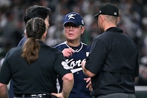 「韓国では可能なのにMLBでは不可？」母国メディアが５回先頭打者のファーストライナー判定に異議「打球が落ちて土が舞い上がる場面が見えた」【侍ジャパン】