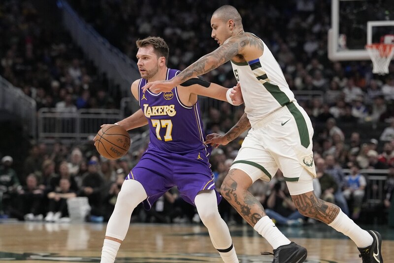 【NBA】ドンチッチ、41得点の爆発でレイカーズが敵地でバックスに快勝！八村塁は今季初の欠場＜DUNKSHOOT＞