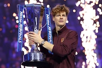 シナーがATPファイナルズ連覇達成！ 決勝でアルカラスを下し２年連続の“５戦全勝V”「最高の終わり方だ」＜SMASH＞