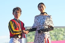 「美しすぎました」「貴婦人」京都競馬場に降臨、人気女優の優雅なロングドレス姿に感激の声が続出「衣装お似合いです」