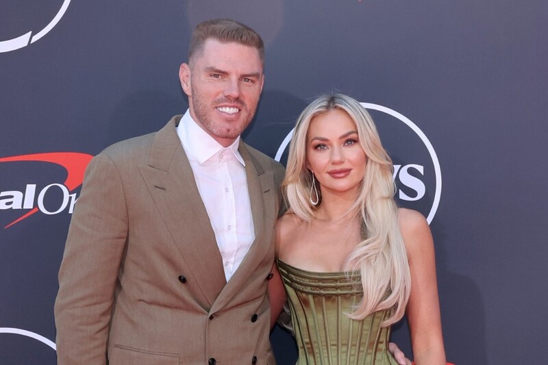 「本当にゴージャス！」フリーマン夫妻、大胆な肩出しドレス＆黒スーツで夫婦２ショットを公開「とってもかわいい」「二人とも素敵」とファン絶賛