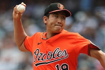 「え～！」「親交あるんだ」FA右腕・菅野智之、“紅白３度出演の人気グループメンバー”との２S写真にファン驚き「憧れの人に会った野球少年」