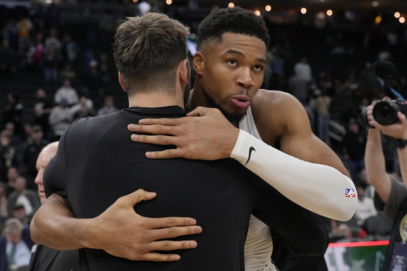 「審判が権威を見せたかったのか？」NBA初得点を決めたレイカーズ新人への記念球贈呈に待ったがかかるも、ヤニスが“神対応”で問題解決＜DUNKSHOOT＞