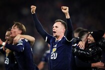 「長年の苦しみは終わった」 劇的勝利で28年ぶりのW杯出場を果たしたスコットランド代表に母国紙も感激！ 歴史を変えたチームが次に止めるべき「負の記録」とは
