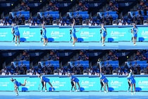 清水映里がフラットサービスのポイントを伝授。内転を利かせてボールの真裏を叩け！【プロが明かすテニス上達法】＜SMASH＞