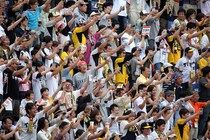 阪神優勝パレードに“虎党の人気歌手”登場「御堂筋にいてはるんや！」ネット大歓声「ビジュよすぎ」「イヤリングは虎カラー」