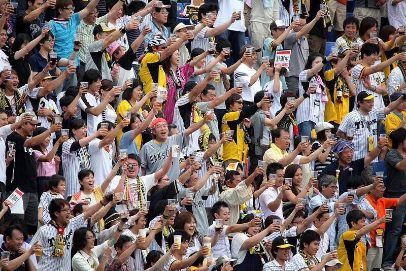 阪神優勝パレードに“虎党の人気歌手”登場「御堂筋にいてはるんや！」ネット大歓声「ビジュよすぎ」「イヤリングは虎カラー」