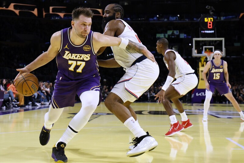 【NBA】“LA対決”制したレイカーズが今季２度目の５連勝で２位浮上＆NBAカップ決勝T進出決定！ドンチッチが43得点、八村塁は13得点で貢献＜DUNKSHOOT＞