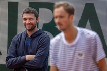 かつてメドベージェフを指導した元世界６位シモンがその苦労を吐露「ボックス席にいる時間は最も不快だった」＜SMASH＞