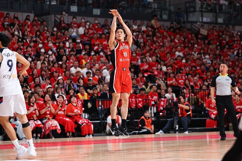 「マジかよ!!」バスケ日本戦で生まれた超絶ブザービーターに海外実況が思わず漏れた日本語！ ハーフラインからの超ロング3Pに衝撃「狙ってたのか？」