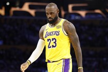 レブロンの“気の抜けた”行動に批判の声…試合中に敵と談笑、指示に気づかずレイカーズ指揮官も呆れ顔＜DUNKSHOOT＞