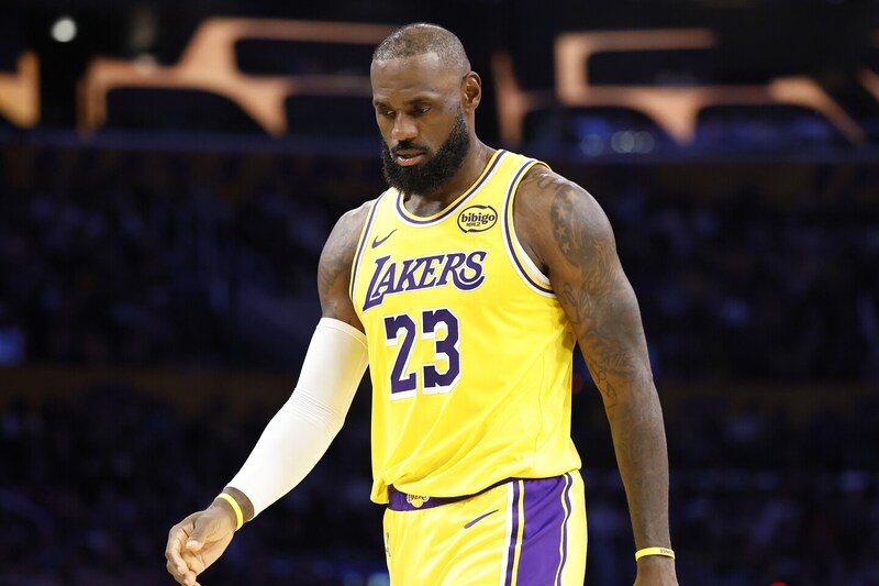 レブロンの“気の抜けた”行動に批判の声…試合中に敵と談笑、指示に気づかずレイカーズ指揮官も呆れ顔＜DUNKSHOOT＞