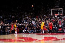 【NBA】八村塁のブザービーター３ポイントでレイカーズが劇的勝利！ラプターズとの熱戦を制す＜DUNKSHOOT＞