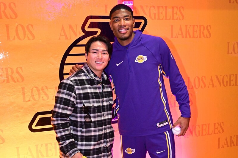 「また日本人選手がトロントを恐怖に陥れた！」八村塁の劇的弾で、地元ファンに蘇る“山本由伸のトラウマ”「恨みでもあるのか？」＜DUNKSHOOT＞