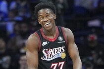 「あんな形でティップインできるなんてね」シクサーズを劇的勝利に導いた新人エッジコムを、先輩マキシーが称賛「素晴らしいプレーだった」＜DUNKSHOOT＞