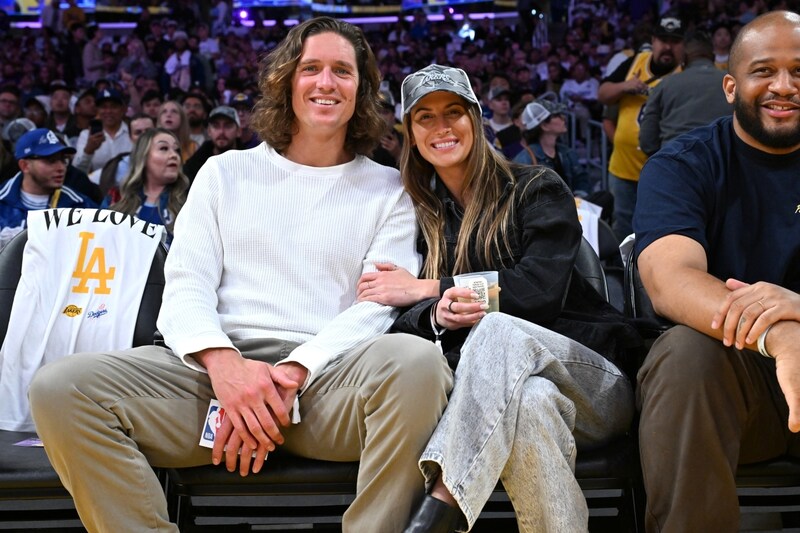 「なんて美しいカップルなんだ!」ドジャースが誇る貴公子の“ゴージャスな挙式”報告に反響続々!「映画のラストシーンかよ」 大谷や由伸ら盟友たちも祝福