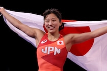 「ええっ！」「どこのお嬢様？」五輪金メダリストの“純白のドレス姿”に絶賛の声「才色兼備の最強アスリート」