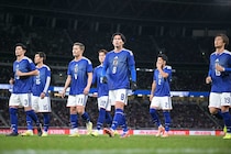 「かわいーーーーっ！」“話題の10頭身モデル”、へそ出し×スカートの日本代表ユニ姿を披露！ ファン反響「腹筋素敵っ」「よく似合ってる」