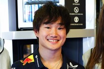 角田裕毅、降格前“ラストレース”は14位　決死のブロックでペナルティ受けるも、相棒の５連覇は叶わず【F1アブダビGP】