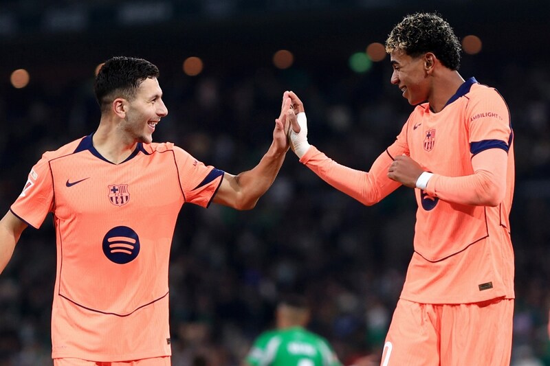 「メッシの偽9番以来の衝撃」 ヤマルのトップ下起用でペドリとの“内側リンク”が革命を起こす! 戦術家が絶賛した中央進入型バルサの新モデル