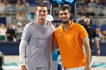 エキジビで初対決が実現！ 新星フォンセカが王者アルカラスに惜敗し「彼は僕より“少しだけ”スキルが上なんだ」＜SMASH＞