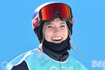 「息を呑むほど美しい」五輪初代女王“美女”スキーヤー、スノーリーグ中国大会で優勝！ 笑顔の表彰台ショット公開「世界一のスキーガール」