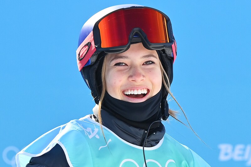 「息を呑むほど美しい」五輪初代女王“美女”スキーヤー、スノーリーグ中国大会で優勝！ 笑顔の表彰台ショット公開「世界一のスキーガール」