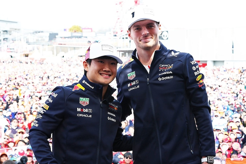 フェルスタッペンが“紅葉”ヘルメットを手に...インスタの２S投稿にネット歓喜「一番お気に入りのデュオ」「2027年に戻ってきてくれーーー！」