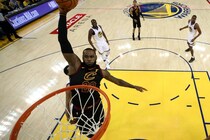 レブロンが選ぶ“自身のベストシーズン”は優勝を逃した年「何もミスを犯さないような感覚だった」＜DUNKSHOOT＞