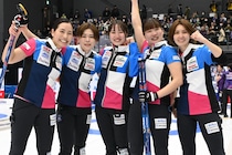日本女子カーリング、涙のミラノ五輪出場決定の瞬間を大会公式が注目「世界で最高の気分」 手に汗握る難敵との激闘を称賛
