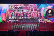 Jリーガーがメロメロ、デレデレ…世界的な人気者に騒然「癒しのコラボ最高」「カワイイ！」