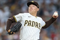 松井裕樹が投稿したモデル美人妻への感謝の“一枚”　 砂浜歩く仲良し夫婦ショットに反響「とっても嬉しそうな顔が…」