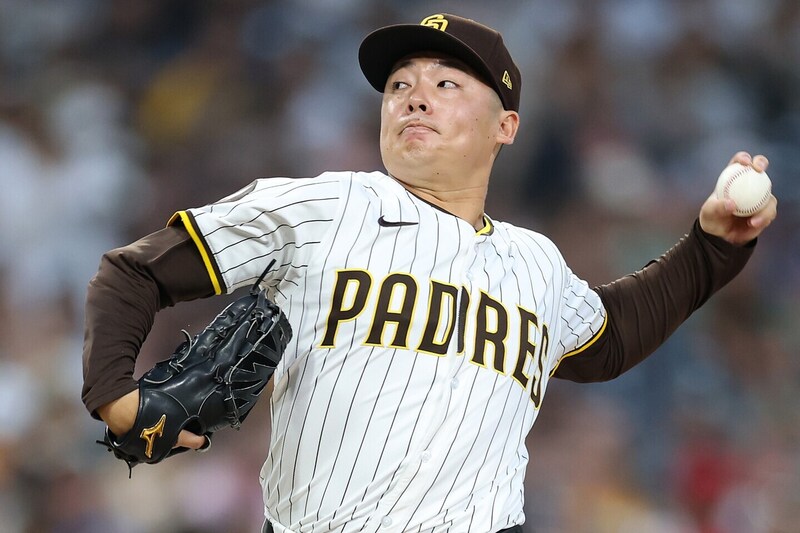 松井裕樹が投稿したモデル美人妻への感謝の“一枚”　 砂浜歩く仲良し夫婦ショットに反響「とっても嬉しそうな顔が…」