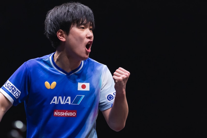 張本智和、日本勢初の年間王者! “4度目の正直”で悲願成就「嬉しい気持ちと信じられない気持ち」 会場の「ハリモトー!」声援に英語で感謝【WTTファイナルズ香港】