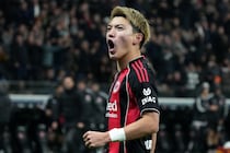 「天才的な一撃が激戦を決着させる」 堂安律がまた魅せた！ アウクスブルクを葬る技巧的ドリブル弾に各方面から賛辞