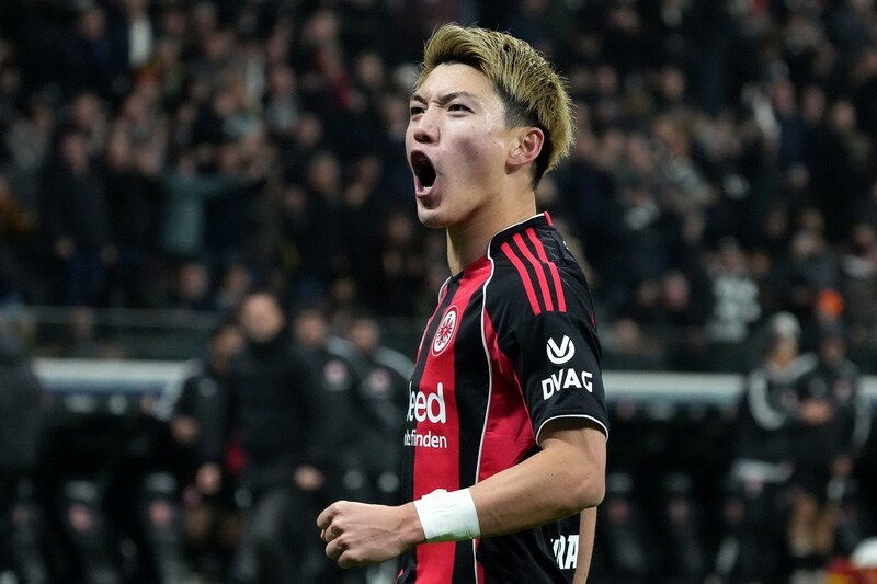 「天才的な一撃が激戦を決着させる」 堂安律がまた魅せた！ アウクスブルクを葬る技巧的ドリブル弾に各方面から賛辞