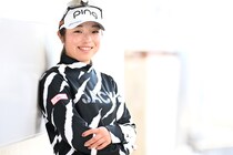 日本の23歳女子ゴルファー、初の年間女王表彰式で露出した大胆肩出し青ドレスに視線集中「綺麗やな～」「今までで一番素敵な笑顔！」