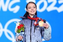 21歳になった北京五輪フィギュア女王が美しい自撮り…クリスマス雰囲気のモスクワ街で白肌チラリ「天使降臨」「最高の宝物」