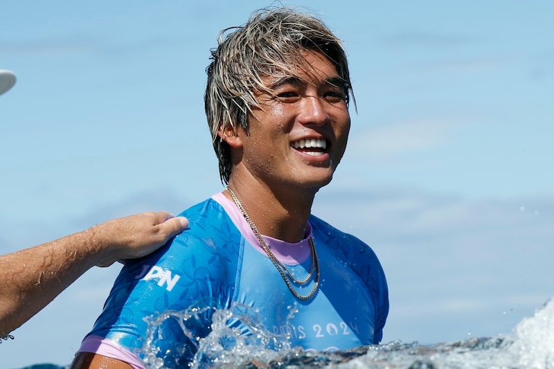 「ホントに初めて?」「嘘だろ」サーフィン界のスターが北海道ニセコに降臨! 初挑戦した“衝撃滑走”に驚きの声「凄すぎ!」