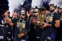 ニックスがスパーズに逆転勝ちでNBAカップ３代目王者に！MVPのブランソンは「この大会で得た経験を活かさないとね」＜DUNKSHOOT＞