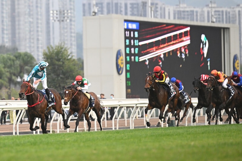 結婚から14年…現在48歳の人気タレントが妖艶ブラックコーデ&美脚で異国の競馬場に降臨! 夫の勇姿に声援